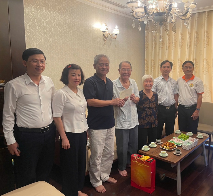 Lãnh đạo phường Bồ Đề thăm, tặng quà gia đình chính sách, cán bộ lão thành cách mạng, tiền khởi nghĩa trên địa bàn- Ảnh 4.