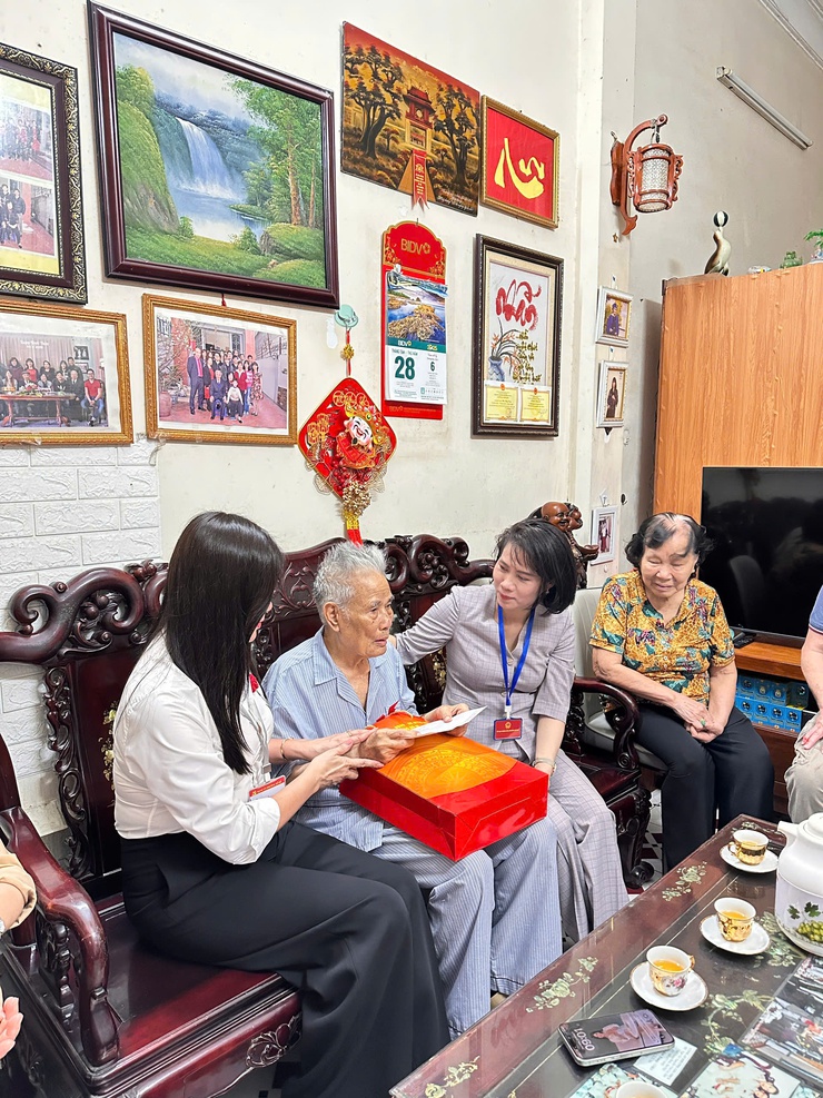 Lãnh đạo phường Bồ Đề thăm, tặng quà gia đình chính sách, cán bộ lão thành cách mạng, tiền khởi nghĩa trên địa bàn- Ảnh 5.