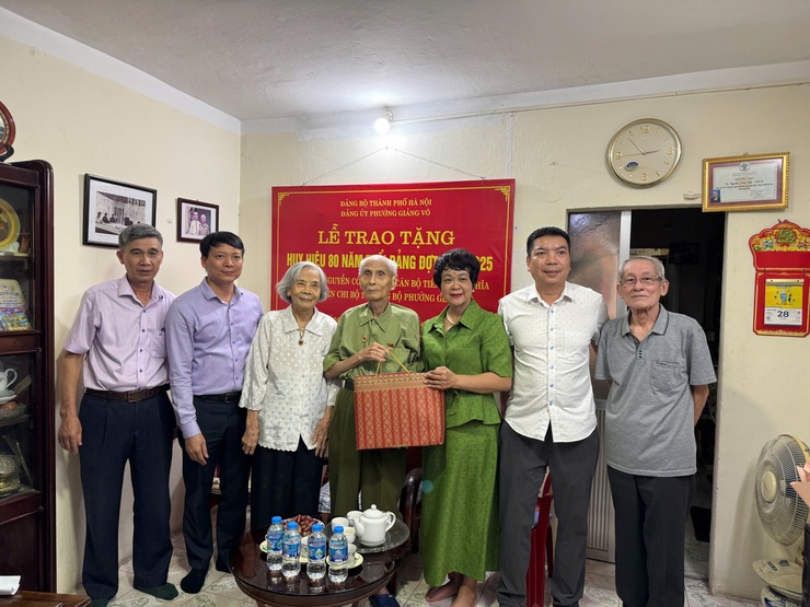Phường Giảng Võ:  Thăm, tặng quà các gia đình chính sách, người có công nhân dịp  80 năm Quốc khánh- Ảnh 2.