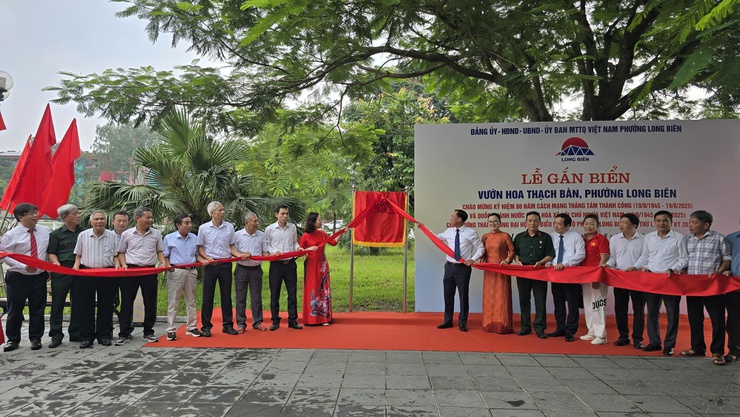 Phường Long Biên gắn biển tên tuyến phố, công trình công cộng chào mừng Quốc khánh 2/9- Ảnh 7.
