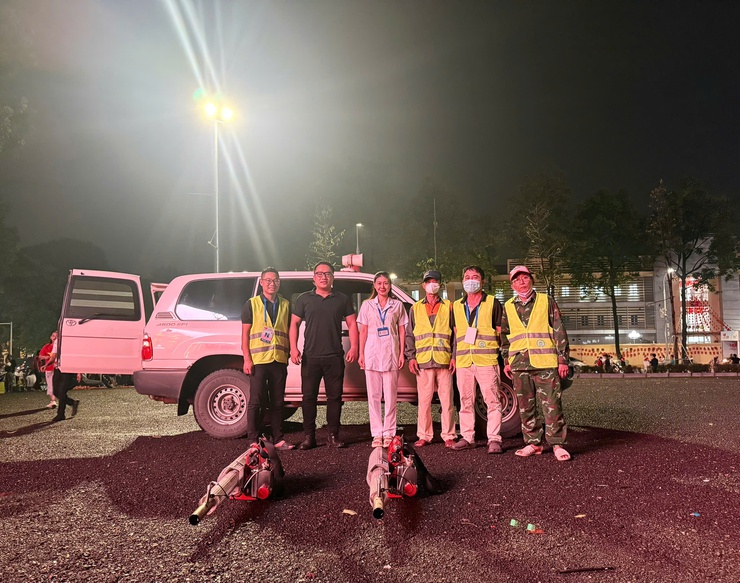 TRẠM Y TẾ BA ĐÌNH TỔ CHỨC PHUN PHÒNG DỊCH TẠI CÁC ĐỊA ĐIỂM TẬP TRUNG ĐÔNG NGƯỜI XEM DIỄU BINH, DUYỆT BINH A80- Ảnh 1.