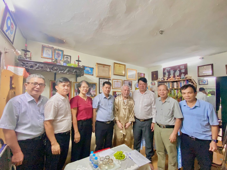 Phường Giảng Võ:  Thăm, tặng quà các gia đình chính sách, người có công nhân dịp  80 năm Quốc khánh- Ảnh 3.