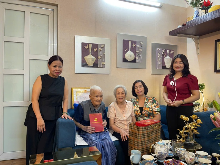 Phường Giảng Võ:  Thăm, tặng quà các gia đình chính sách, người có công nhân dịp  80 năm Quốc khánh- Ảnh 5.