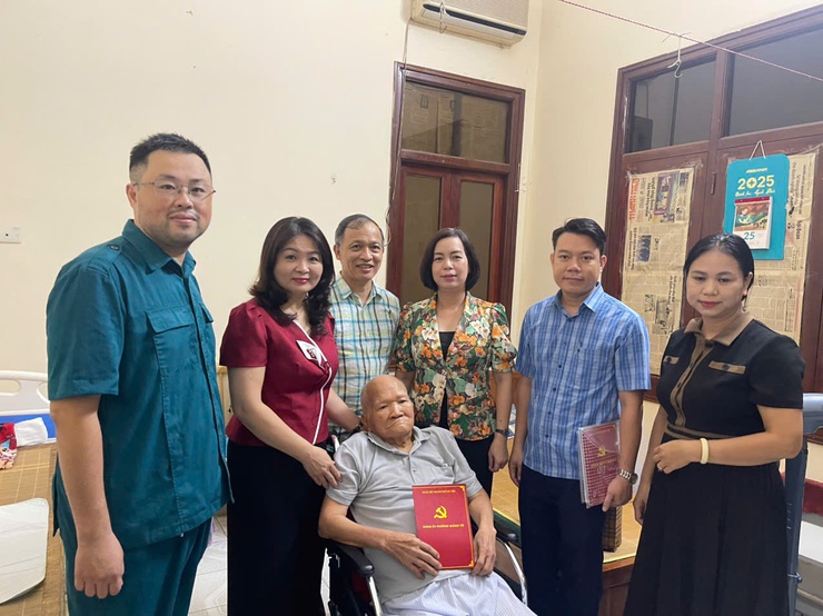 Phường Giảng Võ:  Thăm, tặng quà các gia đình chính sách, người có công nhân dịp  80 năm Quốc khánh- Ảnh 4.