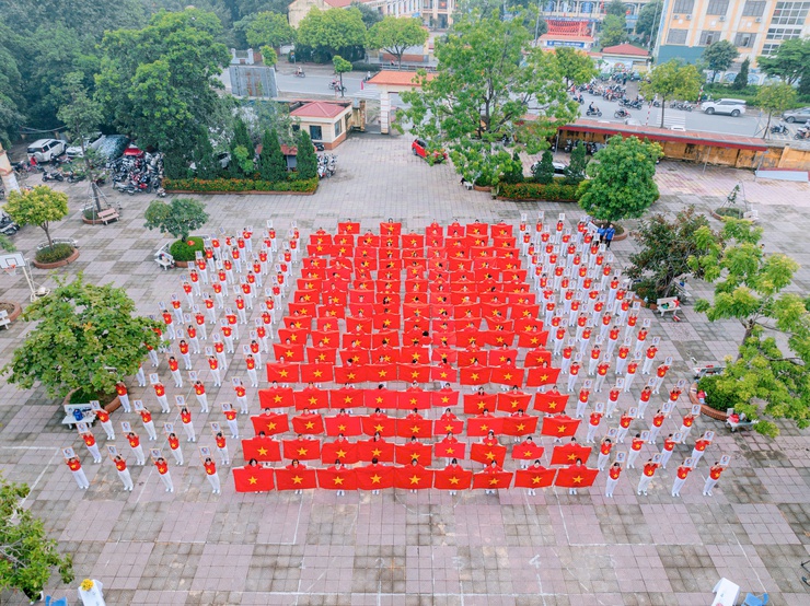 Ủy ban Mặt trận Tổ quốc Việt Nam phường Kiến Hưng tổ chức Chương trình Đồng diễn Dân vũ "Vũ điệu kết đoàn", trao tặng cờ Tổ quốc và ảnh Bác Hồ cho nhân dân vùng biên giới, hải đảo- Ảnh 4.