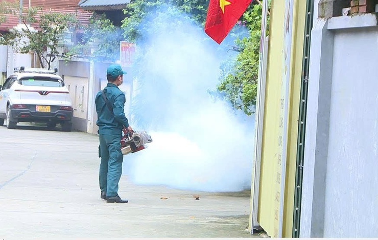 Xã Phúc Thọ phun hóa chất chủ động phòng, chống dịch sốt xuất huyết- Ảnh 4.