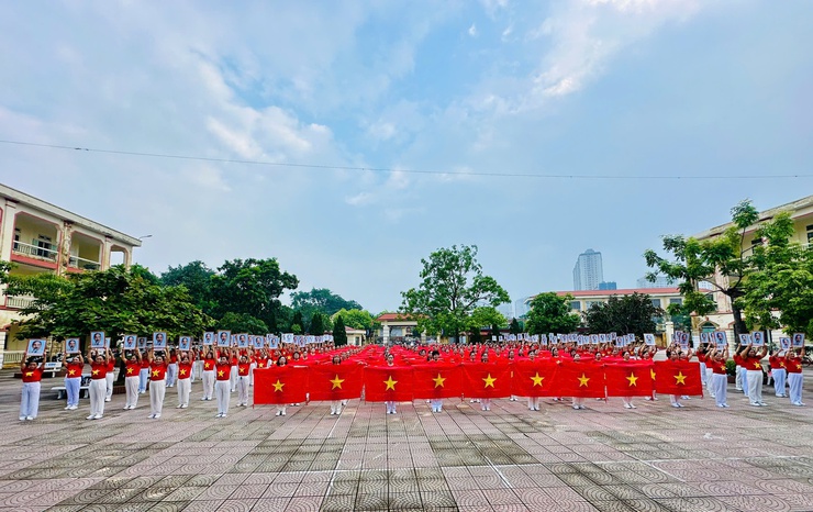 Ủy ban Mặt trận Tổ quốc Việt Nam phường Kiến Hưng tổ chức Chương trình Đồng diễn Dân vũ "Vũ điệu kết đoàn", trao tặng cờ Tổ quốc và ảnh Bác Hồ cho nhân dân vùng biên giới, hải đảo- Ảnh 6.