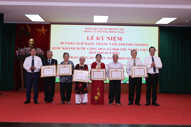 ĐẢNG BỘ PHƯỜNG ĐÔNG NGẠC TỔ CHỨC LỄ KỶ NIỆM 80 NĂM CÁCH MẠNG THÁNG TÁM THÀNH CÔNG (19/8/1945 – 19/8/2025), QUỐC KHÁNH NƯỚC CỘNG HÒA XHCN VIỆT NAM (02/9/1945 – 02/9/2025) VÀ TRAO TẶNG HUY HIỆU ĐẢNG ĐỢT 02/9/2025- Ảnh 6.