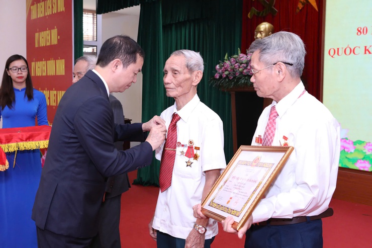 ĐẢNG BỘ PHƯỜNG ĐÔNG NGẠC TỔ CHỨC LỄ KỶ NIỆM 80 NĂM CÁCH MẠNG THÁNG TÁM THÀNH CÔNG (19/8/1945 – 19/8/2025), QUỐC KHÁNH NƯỚC CỘNG HÒA XHCN VIỆT NAM (02/9/1945 – 02/9/2025) VÀ TRAO TẶNG HUY HIỆU ĐẢNG ĐỢT 02/9/2025- Ảnh 5.
