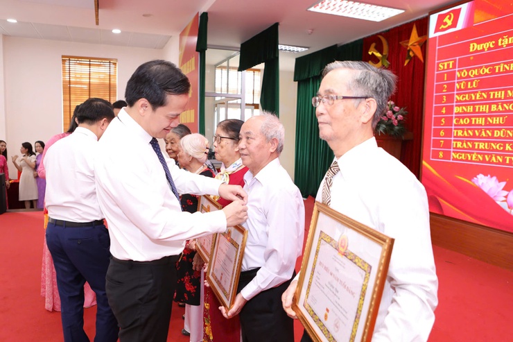 ĐẢNG BỘ PHƯỜNG ĐÔNG NGẠC TỔ CHỨC LỄ KỶ NIỆM 80 NĂM CÁCH MẠNG THÁNG TÁM THÀNH CÔNG (19/8/1945 – 19/8/2025), QUỐC KHÁNH NƯỚC CỘNG HÒA XHCN VIỆT NAM (02/9/1945 – 02/9/2025) VÀ TRAO TẶNG HUY HIỆU ĐẢNG ĐỢT 02/9/2025- Ảnh 3.