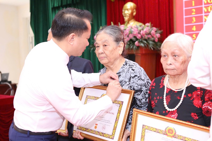 ĐẢNG BỘ PHƯỜNG ĐÔNG NGẠC TỔ CHỨC LỄ KỶ NIỆM 80 NĂM CÁCH MẠNG THÁNG TÁM THÀNH CÔNG (19/8/1945 – 19/8/2025), QUỐC KHÁNH NƯỚC CỘNG HÒA XHCN VIỆT NAM (02/9/1945 – 02/9/2025) VÀ TRAO TẶNG HUY HIỆU ĐẢNG ĐỢT 02/9/2025- Ảnh 4.