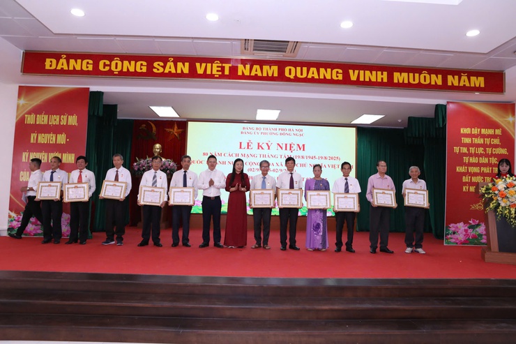 ĐẢNG BỘ PHƯỜNG ĐÔNG NGẠC TỔ CHỨC LỄ KỶ NIỆM 80 NĂM CÁCH MẠNG THÁNG TÁM THÀNH CÔNG (19/8/1945 – 19/8/2025), QUỐC KHÁNH NƯỚC CỘNG HÒA XHCN VIỆT NAM (02/9/1945 – 02/9/2025) VÀ TRAO TẶNG HUY HIỆU ĐẢNG ĐỢT 02/9/2025- Ảnh 9.