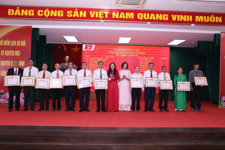 ĐẢNG BỘ PHƯỜNG ĐÔNG NGẠC TỔ CHỨC LỄ KỶ NIỆM 80 NĂM CÁCH MẠNG THÁNG TÁM THÀNH CÔNG (19/8/1945 – 19/8/2025), QUỐC KHÁNH NƯỚC CỘNG HÒA XHCN VIỆT NAM (02/9/1945 – 02/9/2025) VÀ TRAO TẶNG HUY HIỆU ĐẢNG ĐỢT 02/9/2025- Ảnh 10.