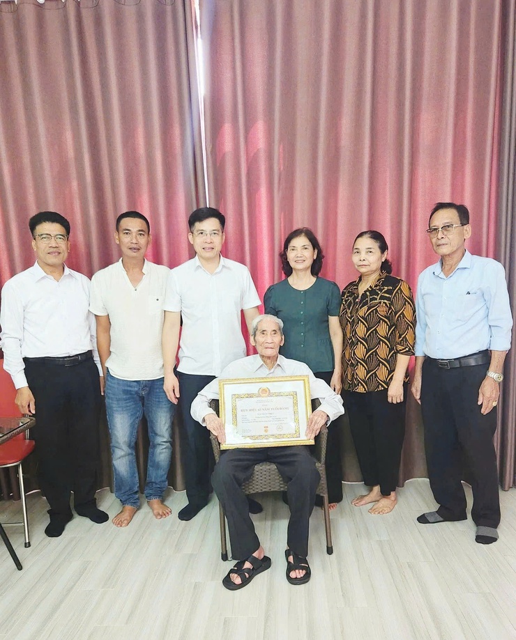 ĐẢNG BỘ PHƯỜNG ĐÔNG NGẠC TỔ CHỨC LỄ KỶ NIỆM 80 NĂM CÁCH MẠNG THÁNG TÁM THÀNH CÔNG (19/8/1945 – 19/8/2025), QUỐC KHÁNH NƯỚC CỘNG HÒA XHCN VIỆT NAM (02/9/1945 – 02/9/2025) VÀ TRAO TẶNG HUY HIỆU ĐẢNG ĐỢT 02/9/2025- Ảnh 17.