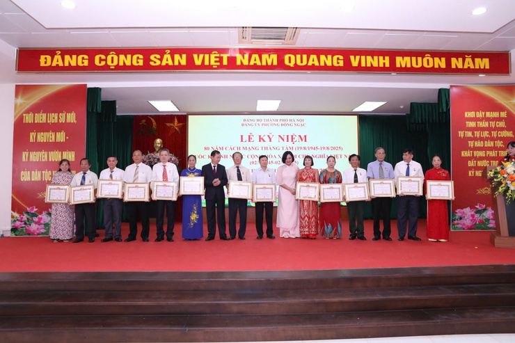 ĐẢNG BỘ PHƯỜNG ĐÔNG NGẠC TỔ CHỨC LỄ KỶ NIỆM 80 NĂM CÁCH MẠNG THÁNG TÁM THÀNH CÔNG (19/8/1945 – 19/8/2025), QUỐC KHÁNH NƯỚC CỘNG HÒA XHCN VIỆT NAM (02/9/1945 – 02/9/2025) VÀ TRAO TẶNG HUY HIỆU ĐẢNG ĐỢT 02/9/2025- Ảnh 13.