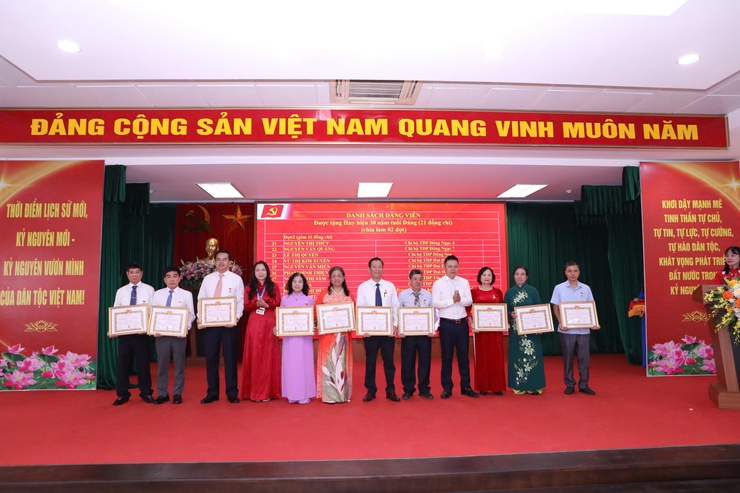 ĐẢNG BỘ PHƯỜNG ĐÔNG NGẠC TỔ CHỨC LỄ KỶ NIỆM 80 NĂM CÁCH MẠNG THÁNG TÁM THÀNH CÔNG (19/8/1945 – 19/8/2025), QUỐC KHÁNH NƯỚC CỘNG HÒA XHCN VIỆT NAM (02/9/1945 – 02/9/2025) VÀ TRAO TẶNG HUY HIỆU ĐẢNG ĐỢT 02/9/2025- Ảnh 14.