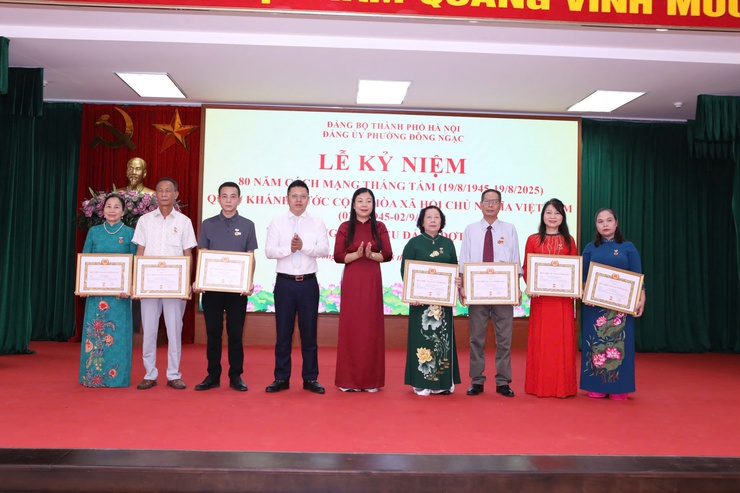 ĐẢNG BỘ PHƯỜNG ĐÔNG NGẠC TỔ CHỨC LỄ KỶ NIỆM 80 NĂM CÁCH MẠNG THÁNG TÁM THÀNH CÔNG (19/8/1945 – 19/8/2025), QUỐC KHÁNH NƯỚC CỘNG HÒA XHCN VIỆT NAM (02/9/1945 – 02/9/2025) VÀ TRAO TẶNG HUY HIỆU ĐẢNG ĐỢT 02/9/2025- Ảnh 12.