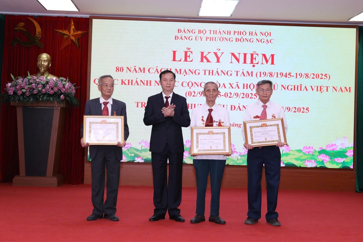 ĐẢNG BỘ PHƯỜNG ĐÔNG NGẠC TỔ CHỨC LỄ KỶ NIỆM 80 NĂM CÁCH MẠNG THÁNG TÁM THÀNH CÔNG (19/8/1945 – 19/8/2025), QUỐC KHÁNH NƯỚC CỘNG HÒA XHCN VIỆT NAM (02/9/1945 – 02/9/2025) VÀ TRAO TẶNG HUY HIỆU ĐẢNG ĐỢT 02/9/2025- Ảnh 7.