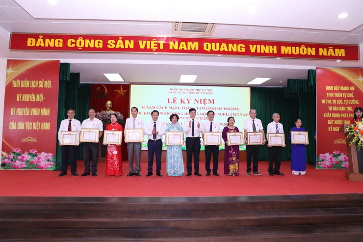 ĐẢNG BỘ PHƯỜNG ĐÔNG NGẠC TỔ CHỨC LỄ KỶ NIỆM 80 NĂM CÁCH MẠNG THÁNG TÁM THÀNH CÔNG (19/8/1945 – 19/8/2025), QUỐC KHÁNH NƯỚC CỘNG HÒA XHCN VIỆT NAM (02/9/1945 – 02/9/2025) VÀ TRAO TẶNG HUY HIỆU ĐẢNG ĐỢT 02/9/2025- Ảnh 11.