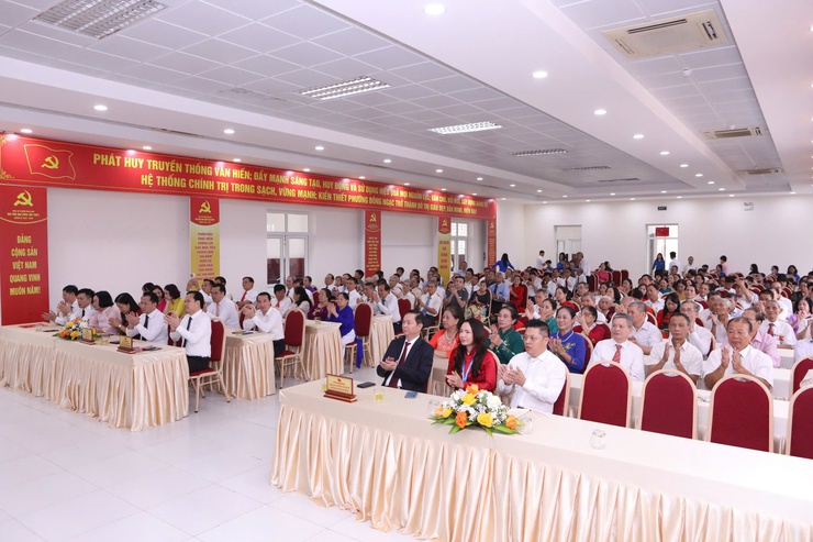 ĐẢNG BỘ PHƯỜNG ĐÔNG NGẠC TỔ CHỨC LỄ KỶ NIỆM 80 NĂM CÁCH MẠNG THÁNG TÁM THÀNH CÔNG (19/8/1945 – 19/8/2025), QUỐC KHÁNH NƯỚC CỘNG HÒA XHCN VIỆT NAM (02/9/1945 – 02/9/2025) VÀ TRAO TẶNG HUY HIỆU ĐẢNG ĐỢT 02/9/2025- Ảnh 1.