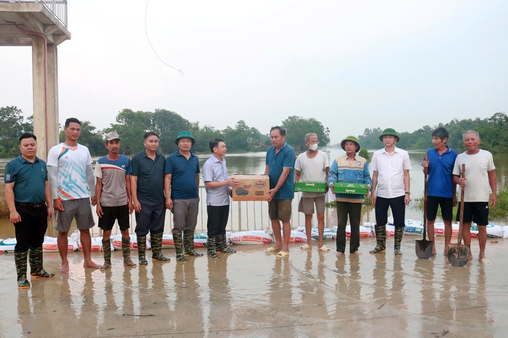 Đồng chí Bí thư Đảng ủy xã Xuân Mai Hoàng Minh Hiến thăm, động viên các lực lượng tham gia phòng chống thiên tai- Ảnh 1.