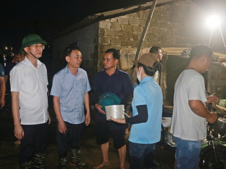 Đồng chí Bí thư Đảng ủy xã Xuân Mai Hoàng Minh Hiến thăm, động viên các lực lượng tham gia phòng chống thiên tai- Ảnh 2.