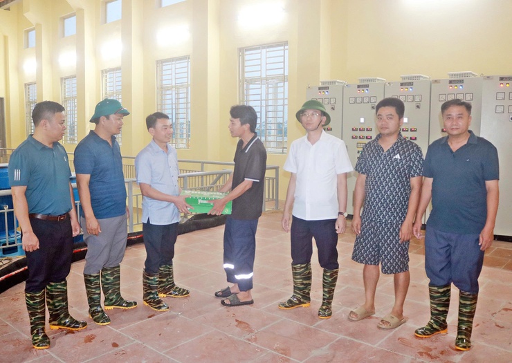 Đồng chí Bí thư Đảng ủy xã Xuân Mai Hoàng Minh Hiến thăm, động viên các lực lượng tham gia phòng chống thiên tai- Ảnh 3.