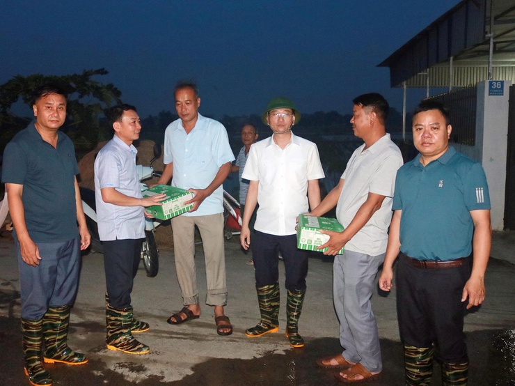 Đồng chí Bí thư Đảng ủy xã Xuân Mai Hoàng Minh Hiến thăm, động viên các lực lượng tham gia phòng chống thiên tai- Ảnh 4.