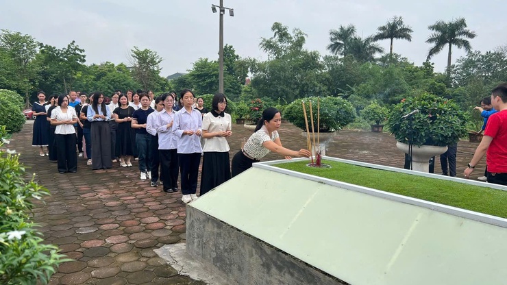 HỌC VIÊN LỚP ĐẢNG VIÊN MỚI KHÓA III/2025 DÂNG HƯƠNG CỐ TỔNG BÍ THƯ ĐỖ MƯỜI VÀ CHÙA HƯNG LONG- Ảnh 1.