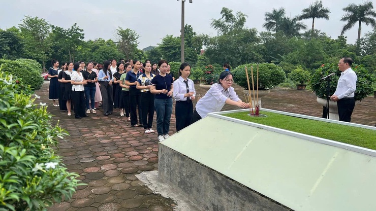 HỌC VIÊN LỚP ĐẢNG VIÊN MỚI KHÓA III/2025 DÂNG HƯƠNG CỐ TỔNG BÍ THƯ ĐỖ MƯỜI VÀ CHÙA HƯNG LONG- Ảnh 3.