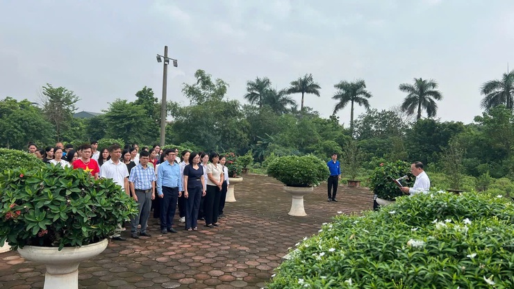 HỌC VIÊN LỚP ĐẢNG VIÊN MỚI KHÓA III/2025 DÂNG HƯƠNG CỐ TỔNG BÍ THƯ ĐỖ MƯỜI VÀ CHÙA HƯNG LONG- Ảnh 2.