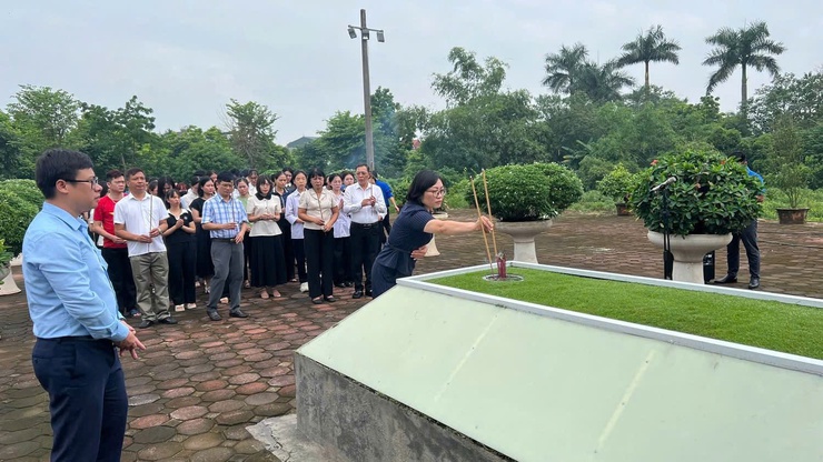 HỌC VIÊN LỚP ĐẢNG VIÊN MỚI KHÓA III/2025 DÂNG HƯƠNG CỐ TỔNG BÍ THƯ ĐỖ MƯỜI VÀ CHÙA HƯNG LONG- Ảnh 4.