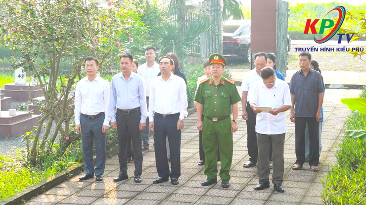 Xã Kiều Phú tổ chức các đoàn thăm Viếng các Điểm nghĩa trang liệt sỹ và Đài tưởng niệm trên địa bàn xã nhân kỷ niệm 80 năm Cách mạng tháng Tám thành công và Quốc khánh 2/9- Ảnh 1.