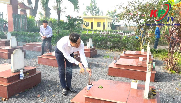 Xã Kiều Phú tổ chức các đoàn thăm Viếng các Điểm nghĩa trang liệt sỹ và Đài tưởng niệm trên địa bàn xã nhân kỷ niệm 80 năm Cách mạng tháng Tám thành công và Quốc khánh 2/9- Ảnh 2.