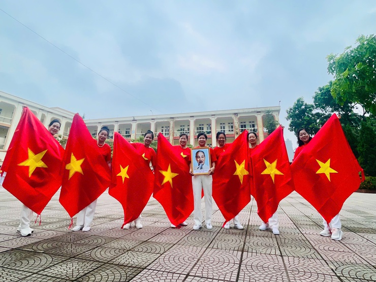 Ủy ban Mặt trận Tổ quốc Việt Nam phường Kiến Hưng tổ chức Chương trình Đồng diễn Dân vũ "Vũ điệu kết đoàn", trao tặng cờ Tổ quốc và ảnh Bác Hồ cho nhân dân vùng biên giới, hải đảo- Ảnh 5.