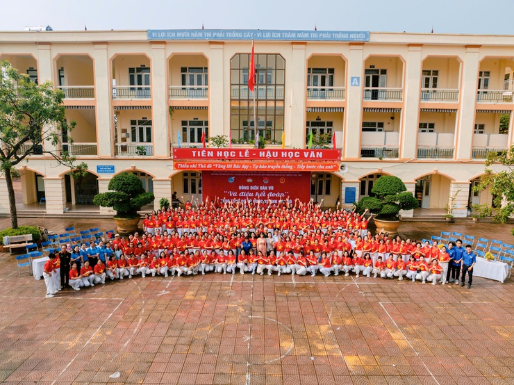 Ủy ban Mặt trận Tổ quốc Việt Nam phường Kiến Hưng tổ chức Chương trình Đồng diễn Dân vũ "Vũ điệu kết đoàn", trao tặng cờ Tổ quốc và ảnh Bác Hồ cho nhân dân vùng biên giới, hải đảo- Ảnh 7.