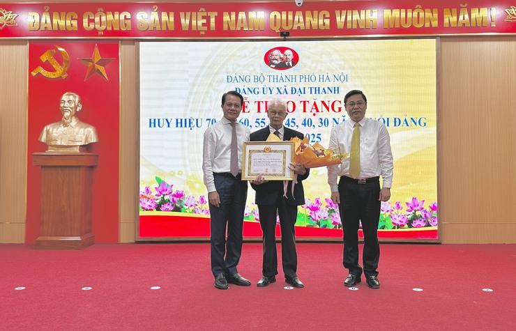 Trao tặng Huy hiệu Đảng đợt 02/9/2025 cho 57 đảng viên thuộc Đảng bộ xã Đại Thanh- Ảnh 1.