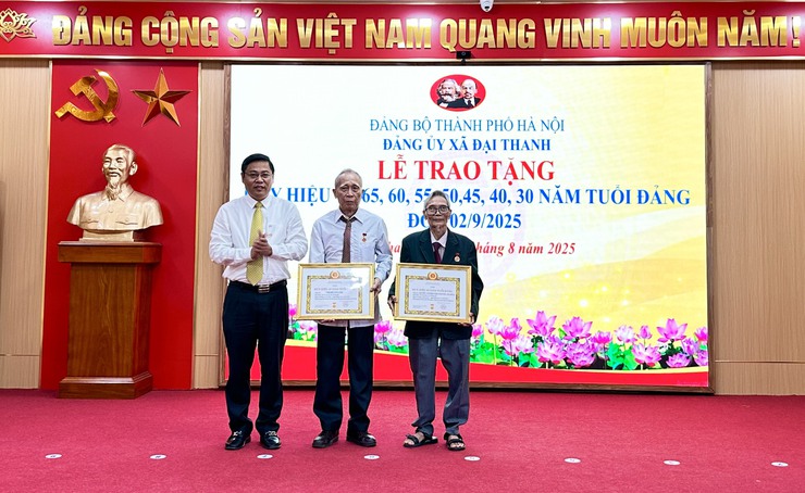Trao tặng Huy hiệu Đảng đợt 02/9/2025 cho 57 đảng viên thuộc Đảng bộ xã Đại Thanh- Ảnh 2.
