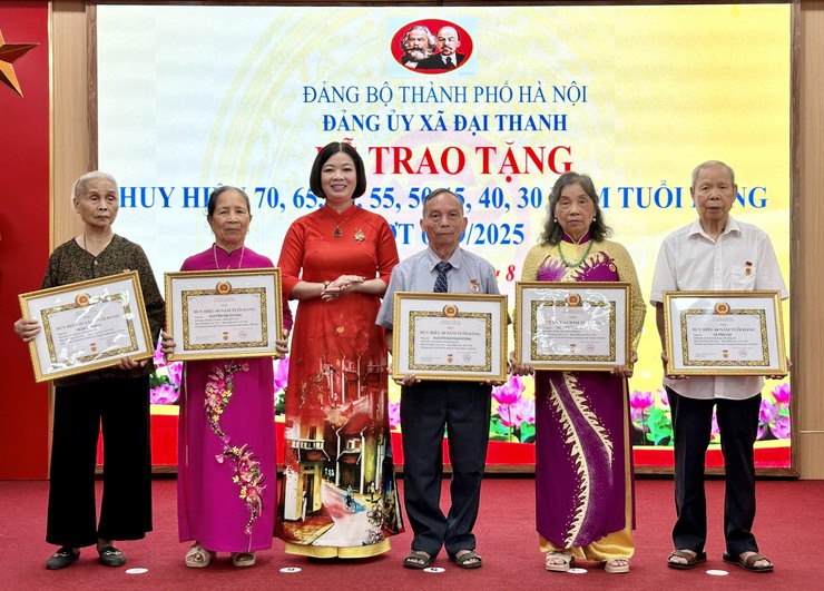 Trao tặng Huy hiệu Đảng đợt 02/9/2025 cho 57 đảng viên thuộc Đảng bộ xã Đại Thanh- Ảnh 3.