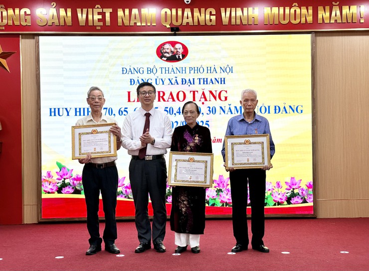 Trao tặng Huy hiệu Đảng đợt 02/9/2025 cho 57 đảng viên thuộc Đảng bộ xã Đại Thanh- Ảnh 4.