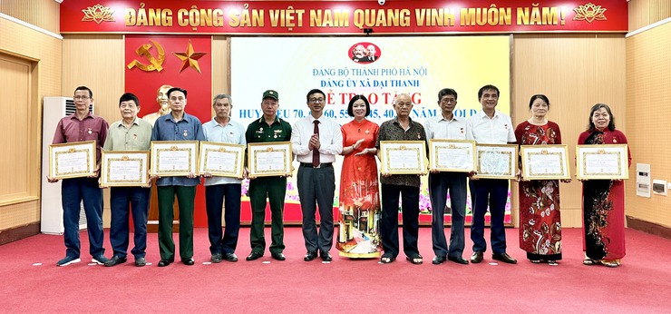 Trao tặng Huy hiệu Đảng đợt 02/9/2025 cho 57 đảng viên thuộc Đảng bộ xã Đại Thanh- Ảnh 6.