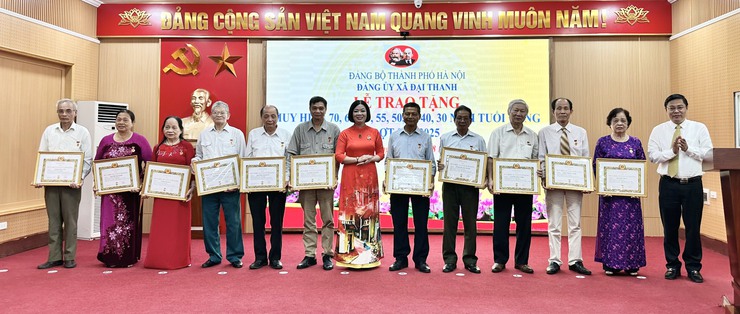 Trao tặng Huy hiệu Đảng đợt 02/9/2025 cho 57 đảng viên thuộc Đảng bộ xã Đại Thanh- Ảnh 5.