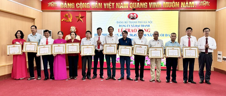Trao tặng Huy hiệu Đảng đợt 02/9/2025 cho 57 đảng viên thuộc Đảng bộ xã Đại Thanh- Ảnh 7.