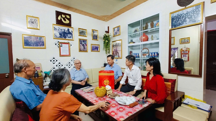 Lãnh đạo phường Từ Liêm thăm, tặng quà tri ân người có công nhân kỷ niệm 80 năm Quốc khánh- Ảnh 1.