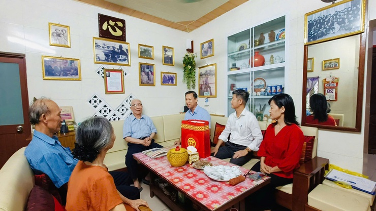 Lãnh đạo phường Từ Liêm thăm, tặng quà tri ân người có công nhân kỷ niệm 80 năm Quốc khánh- Ảnh 3.
