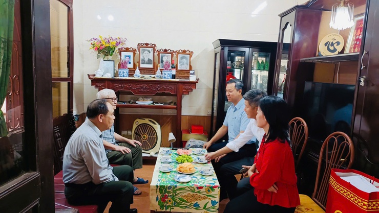 Lãnh đạo phường Từ Liêm thăm, tặng quà tri ân người có công nhân kỷ niệm 80 năm Quốc khánh- Ảnh 2.