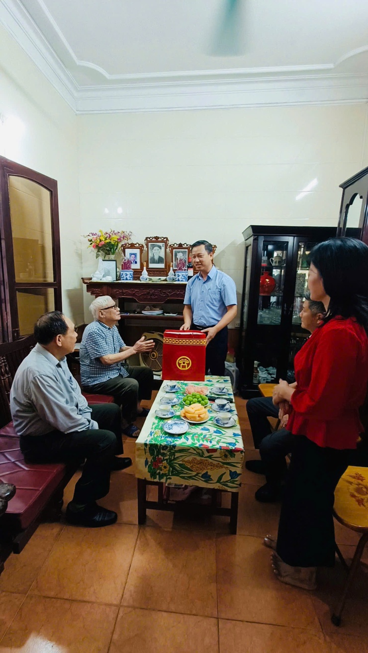 Lãnh đạo phường Từ Liêm thăm, tặng quà tri ân người có công nhân kỷ niệm 80 năm Quốc khánh- Ảnh 4.