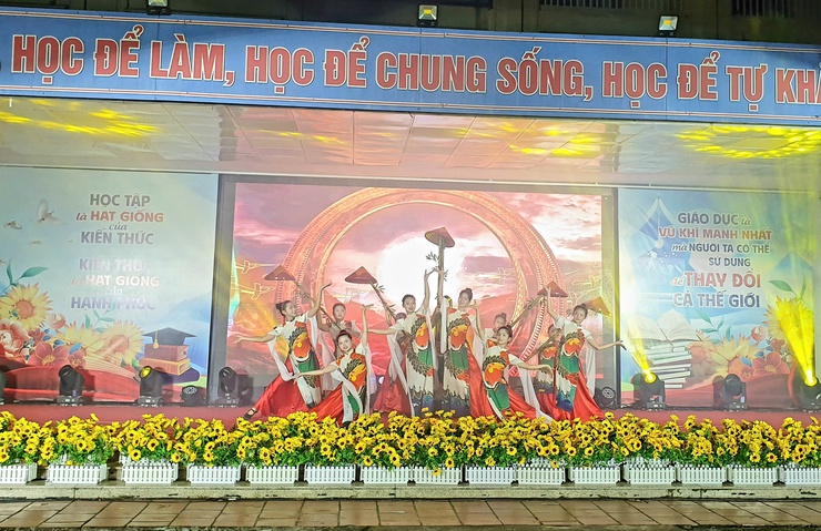 Phường Phú Lương tổ chức liên hoan văn nghệ chào mừng kỷ niệm 80 năm CMT8 và Quốc khánh 2/9- Ảnh 3.