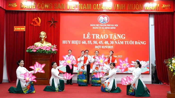 Xã Bình Minh: 42 đảng viên được trao tặng huy hiệu Đảng đợt 2/9/2025- Ảnh 1.