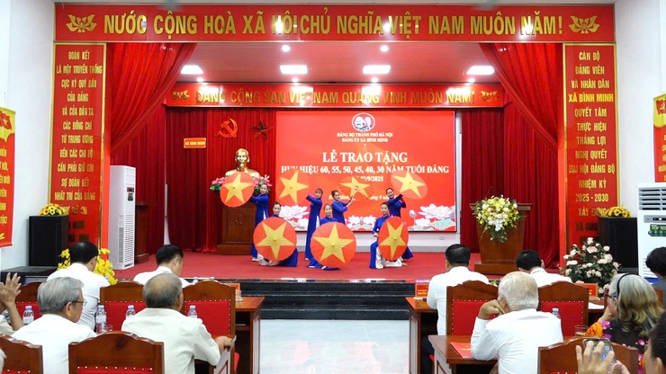 Xã Bình Minh: 42 đảng viên được trao tặng huy hiệu Đảng đợt 2/9/2025- Ảnh 2.
